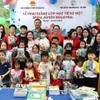 Đại sứ Đinh Ngọc Linh và Chủ tịch Trần Thị Trang cùng cô trò lớp tiếng Việt tại buổi lễ. (Ảnh: Viên Luyến/TTXVN)
