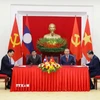 Tổng Bí thư Tô Lâm và Tổng Bí thư, Chủ tịch nước Lào Thongloun Sisoulith chứng kiến lễ ký Thỏa thuận hợp tác giữa Văn phòng Trung ương Đảng Cộng sản Việt Nam và Văn phòng Trung ương Đảng Nhân dân Cách mạng Lào giai đoạn 2026-2030. (Ảnh: Thống Nhất/TTXVN)