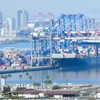 Hoạt động tại cảng hàng hóa Long Beach ở California, Mỹ. (Ảnh: AFP/TTXVN)
