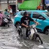 Nước ngập nửa bánh xe mô tô trên đường Tô Ngọc Vân (thành phố Thủ Đức). (Ảnh: TTXVN phát)