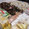 Tang vật thu giữ trong đường dây vận chuyển, mua bán hơn 30kg ma túy các loại từ Campuchia về Thành phố Hồ Chí Minh. (Ảnh: TTXVN phát)