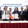 Sở Du lịch thành phố Huế ký kết bản ghi nhớ hợp tác với Hiệp hội Lữ hành Hàn Quốc. (Ảnh: Mai Trang/TTXVN)