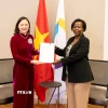 Đại sứ Nguyễn Thị Vân Anh, Trưởng Phái đoàn Đại diện thường trực Việt Nam bên cạnh UNESCO, trình thư ủy nhiệm lên Tổng Thư ký Pháp ngữ Louise Mushikiwabo. (Nguồn: TTXVN phát)