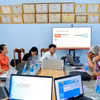 Tập huấn công tác chuyển đổi số nhằm nâng cao kỹ năng số và giải quyết thành thạo công tác số cho cán bộ, công viên chức xã Diên Lạc, tỉnh Khánh Hòa. (Ảnh: Phan Sáu/TTXVN)