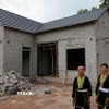 Niềm vui của một gia đình khi có nhà mới nhờ hỗ trợ kinh phí từ chính quyền, cộng đồng. (Ảnh: Trần Việt/TTXVN)
