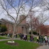 Sinh viên tại Đại học Harvard ở Cambridge, bang Massachusetts, Mỹ. (Ảnh: REUTERS/TTXVN)