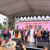 Đại sứ Việt Nam tại Bulgaria Nguyễn Thị Minh Nguyệt (thứ 4, trái sang) cùng các quan chức địa phương tại sự kiện. (Ảnh: TTXVN phát)