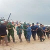 Các lực lượng chức năng cứu hộ thuyền cá bị gặp nạn trên biển. (Ảnh: TTXVN phát)