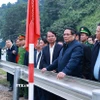 Thủ tướng Phạm Minh Chính khảo sát dự án đường sắt Lào Cai-Hà Nội-Hải Phòng đoạn qua tỉnh Lào Cai. (Ảnh: Dương Giang/TTXVN)