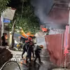 Lực lượng Cảnh sát phòng cháy chữa cháy và cứu nạn, cứu hộ, Công an tỉnh Sơn La triển khai chữa cháy tại hiện trường. (Ảnh: TTXVN phát)