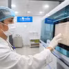 Khoa Xét nghiệm, Bệnh viện Đại học Y Dược Buôn Ma Thuột (tỉnh Đắk Lắk) đã áp dụng quy trình tự động hóa toàn bộ từ đăng ký bệnh nhân, cấp mã đến xử lý mẫu xét nghiệm. (Ảnh: TTXVN phát)