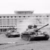 Sáng 30/4/1975, từ khắp mọi hướng, hàng trăm xe tăng, xe thiết giáp cùng bộ binh Quân Giải phóng đồng loạt thẳng tiến chiếm Phủ Tổng thống Ngụy quyền Việt Nam Cộng hòa, giải phóng Sài Gòn. Chiến dịch Hồ Chí Minh 1975 toàn thắng. (Ảnh: Hứa Kiểm/TTXVN)