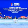 Thủ tướng Phạm Minh Chính và các Trưởng đoàn ký Tuyên bố kết nạp Timor-Leste vào ASEAN. (Ảnh: Dương Giang/TTXVN)