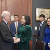 Phó Chủ tịch Quốc hội Nguyễn Thị Thanh và Thượng nghị sỹ Peter Welch. (Ảnh: Đoàn Hùng/TTXVN)