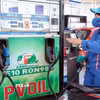 Mua bán xăng dầu tại một điểm kinh doanh xăng dầu của PVOIL ngày 1/6. (Ảnh: Trần Việt/TTXVN)