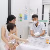 Trao đổi thông tin về Chiến dịch bổ sung Vitamin A với phụ huynh trẻ. (Ảnh: Nguyễn Cúc/TTXVN)