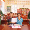 Hai đối tượng cùng tang vật vụ án. (Ảnh: TTXVN phát)