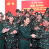 Đại tướng Nguyễn Tân Cương, Tổng Tham mưu trưởng, Thứ trưởng Bộ Quốc phòng động viên lực lượng cứu trợ trước giờ lên đường sang Myanmar ngay trong chiều ngày 30/3. (Ảnh: Trọng Đức/TTXVN)