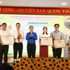 Các sinh viên, học viên Lào-Campuchia tiêu biểu năm 2025 được tuyên dương tại chương trình. (Ảnh: Thu Hương/TTXVN)