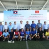 Đội bóng Đại sứ quán Việt Nam cùng đại diện lãnh đạo các bộ ngành của Lào và Đại sứ. (Ảnh: Xuân Tú/TTXVN)