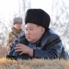 Nhà lãnh đạo Kim Jong Un giám sát vụ phóng tên lửa hành trình chiến lược trên vùng biển ngoài khơi bờ biển phía Tây Triều Tiên ngày 26/2/2025. (Ảnh: Yonhap/TTXVN)