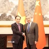 Ông Lê Hoài Trung - Ủy viên Bộ Chính trị, Bộ trưởng Bộ Ngoại giao, Đặc phái viên của Tổng Bí thư Tô Lâm và ông Vương Nghị - Ủy viên Bộ Chính trị, Chủ nhiệm Văn phòng Ủy ban Công tác Đối ngoại Trung ương, Bộ trưởng Bộ Ngoại giao Trung Quốc. (Ảnh: Công Tuyên/TTXVN)