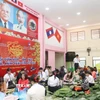 Thầy trò Trường song ngữ Lào-Việt Nam Nguyễn Du thủ đô Vientiane chung tay gìn giữ và lan tỏa nét văn hóa đặc sắc Tết Cổ truyền Việt Nam ở Lào. (Ảnh: Xuân Tú/TTXVN)