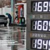 Giá xăng dầu được niêm yết tại trạm xăng ở Seoul, Hàn Quốc. (Nguồn: Yonhap/TTXVN)