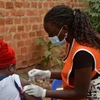 Nhân viên y tế tiêm vaccine phòng bệnh đậu mùa khỉ cho người dân tại Kampala, Uganda, ngày 1/2/2025. (Nguồn: THX/TTXVN)