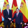 Thủ tướng Phạm Minh Chính và Thủ tướng Tây Ban Nha Pedro Sánchez chụp ảnh chung trước khi tiến hành hội đàm. (Ảnh: Dương Giang/TTXVN)