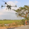 Nông dân An Giang sử dụng drone vào canh tác nông nghiệp. (Ảnh: Công Mạo/TTXVN)