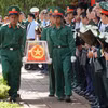 Nghi thức truy điệu, an táng 18 hài cốt liệt sỹ tại Nghĩa trang Liệt sỹ Đức Cơ, tỉnh Gia Lai. (Ảnh: Hoài Nam/TTXVN)
