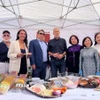 Đại sứ Phạm Thị Thu Hương và bạn bè Hy Lạp tại Lễ hội “Nếm Ẩm thực-Piraeus 2025.” (Nguồn: Đại sứ quán Việt Nam tại Hy Lạp cung cấp)