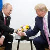 Tổng thống Nga Vladimir Putin (trái) và ông Donald Trump, khi đương chức Tổng thống Mỹ, tại cuộc gặp bên lề hội nghị thượng đỉnh G20 ở Osaka, Nhật Bản, ngày 28/6/2019. (Nguồn: Getty Images/TTXVN)