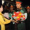 Phó Chủ tịch Ủy ban Nhân dân thành phố Nguyễn Thị Anh Thi (bên trái) tặng hoa động viên các lực lượng tham gia diễu binh, diễu hành. (Nguồn: Báo Đà Nẵng)