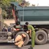 Lực lượng chức năng tập trung phát hiện và xử lý nghiêm các hành vi vi phạm phổ biến như thay đổi kết cấu trái phép, “cơi nới” thùng xe để chở quá tải - nguyên nhân hàng đầu gây hư hỏng hạ tầng giao thông. (Ảnh: Huỳnh Sơn/TTXVN)