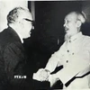 Ủy viên Bộ Chính trị Đảng Cộng sản Venezuela (PCV) Eduardo Gallegos trong một lần gặp Chủ tịch Hồ Chí Minh tại Thủ đô Hà Nội, tháng 9/1964. (Ảnh: Gia đình nhân vật cung cấp/TTXVN phát)
