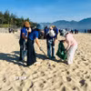 Lực lượng thanh niên thành phố Đà Nẵng ra quân dọn dẹp bãi biển hưởng ứng đợt ra quân Ngày Chủ nhật xanh đồng loạt toàn quốc lần thứ II năm 2026. (Ảnh: Khoa Chương/TTXVN)