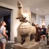Du khách nước ngoài tìm hiểu về hiện vật trưng bày tại Bảo tàng Điêu khắc Chăm Đà Nẵng. (Ảnh: Kha Phạm/TTXVN)