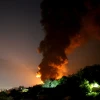 Một kho nhiên liệu ở Tehran, Iran trúng không kích của Israel tối 15/6/2025. (Ảnh: AA/TTXVN)
