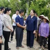 Phó Chủ tịch Ủy ban Trung ương Mặt trận Tổ quốc Việt Nam Hà Thị Nga thăm hỏi, động viên người dân bị ảnh hưởng bới bão lũ tại xã Kép, tỉnh Bắc Ninh. (Ảnh: Đồng Thúy/TTXVN)