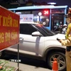 Lực lượng chức năng tập trung kiểm tra, kiểm soát trên các tuyến có nhiều nhà hàng, quán nhậu. (Ảnh: Phạm Kiên/TTXVN)