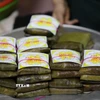 Những cặp bánh buộc lạt giang xinh xắn nằm gọn trong lá xanh, như những lời chúc bình an được gói ghém cẩn thận. (Ảnh: Đỗ Huyền/TTXVN)