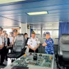 Cán bộ chiến sỹ cảnh sát biển Việt Nam giới thiệu về tàu CBS 8001. (Ảnh: Văn Phong/TTXVN)