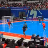 Các cầu thủ Futsal Việt Nam thi đấu lăn xả giành cơ hội kiểm soát bóng. (Ảnh: Minh Hưởng/TTXVN)