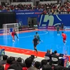 Các cầu thủ Futsal Việt Nam thi đấu lăn xả giành cơ hội kiểm soát bóng. (Ảnh: Minh Hưởng/TTXVN)
