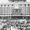 Nhân dân thành phố Sài Gòn mít tinh chào mừng Ủy ban Quân quản thành phố ra mắt 7/5/1975. (Ảnh: Lâm Hồng Long/TTXVN)