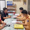 Hai tài xế xe khách làm việc với cảnh sát giao thông (Công an tỉnh Tuyên Quang). (Ảnh: TTXVN phát)