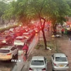 Đường Nguyễn Văn Cừ hướng vào trung tâm trong tình trạng tắc nghẽn cục bộ. (Ảnh: An Đăng/TTXVN)