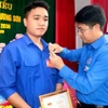 Anh Hồ Quốc Hiệu được trao tặng huy hiệu Tuổi trẻ dũng cảm. (Nguồn: Báo Tuổi trẻ)